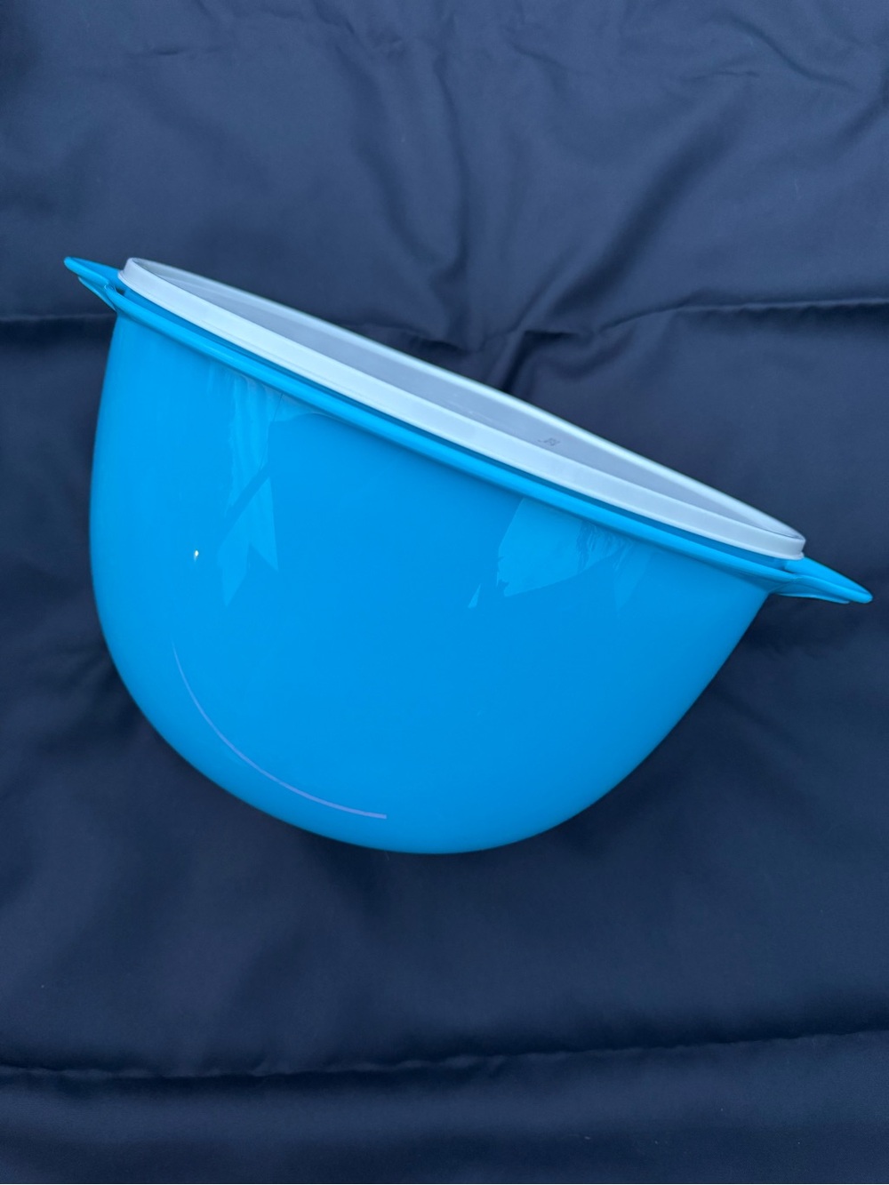 Tupperware 59 cup HUGE thatsa jumbo Blue mega Mixing Bowl with handles White Lid